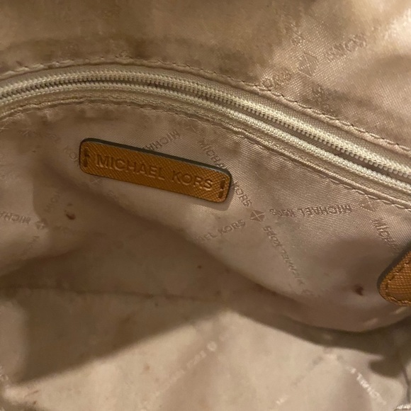 Michael Kors Jet Set Logo Bag - Picture 7 of 8